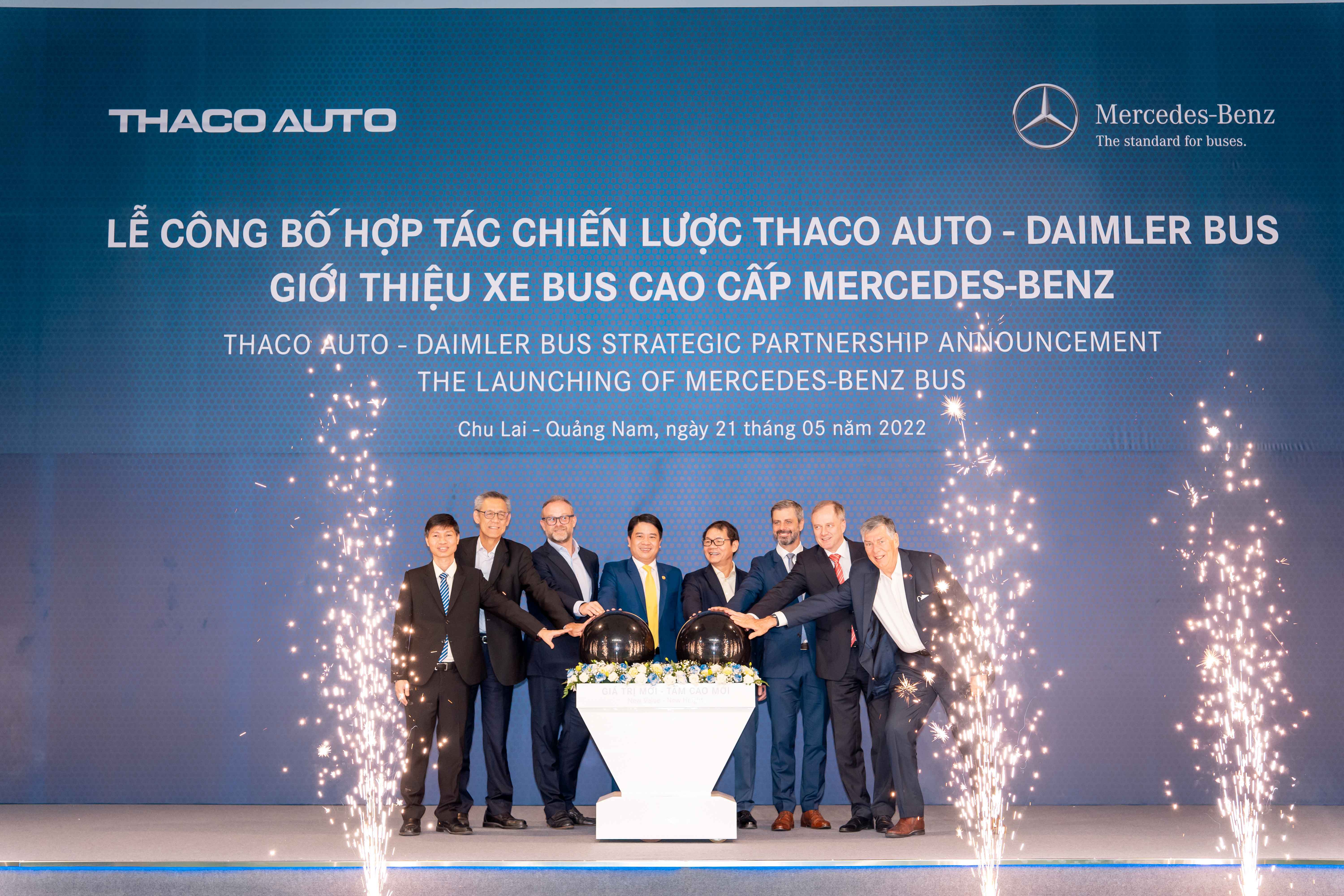 Chụp hình nhãn hàng - Giới thiệu xe bus cao cấp Mercedes-benz