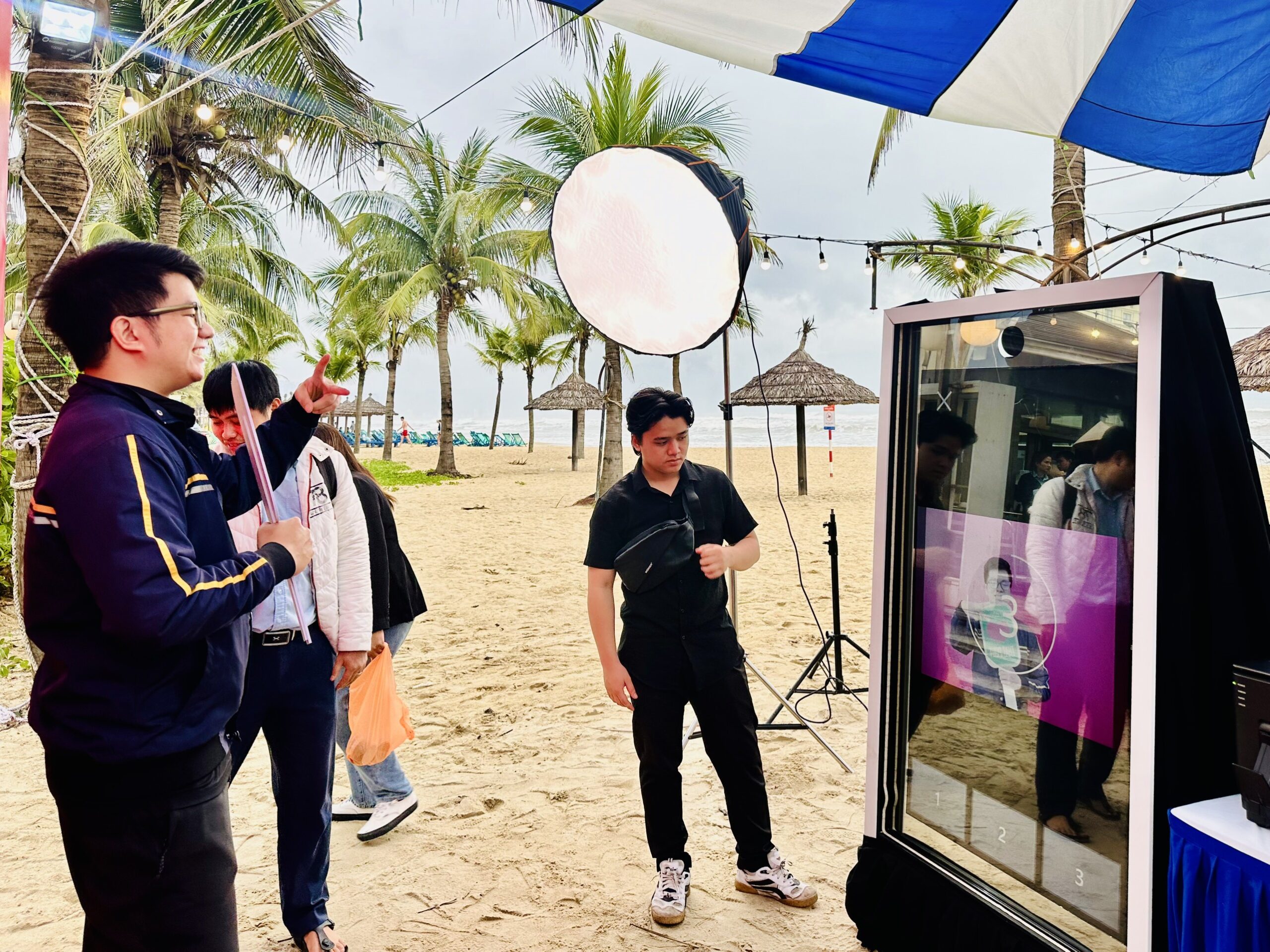 Chụp ảnh với photobooth gương tại sự kiện